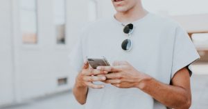 ツイッターを退会する男性