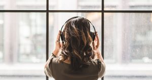 言うことを聞く女性