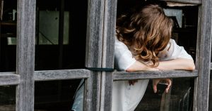 途方に暮れる男性の写真