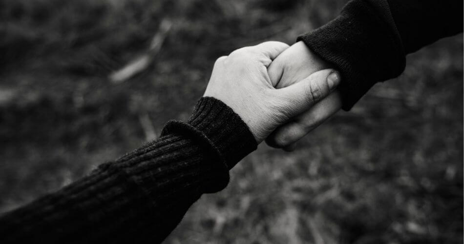 友人と握手をする写真